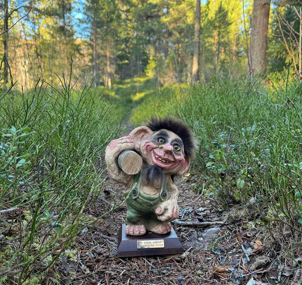 Main Image Club Troll 2026, Troll carrying tree stump (Troll ...