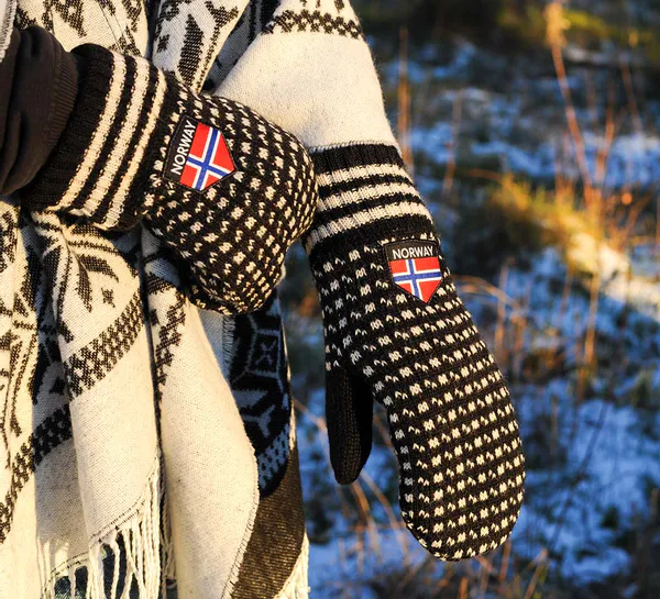 Main Image Knitted mittens Islender, black/white
