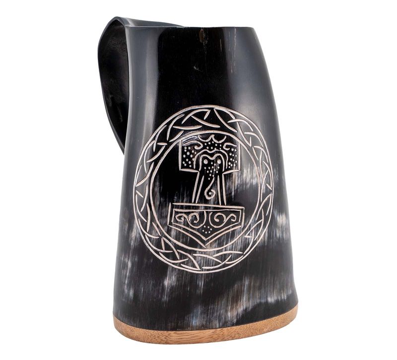 Vikingkrus av horn, Thors hammer og bord