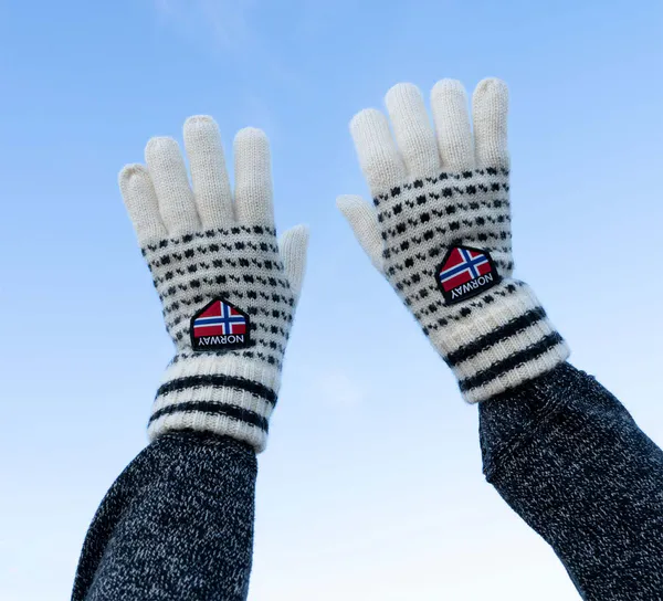 Main Image Knitted mittens, Islender pattern, white/black