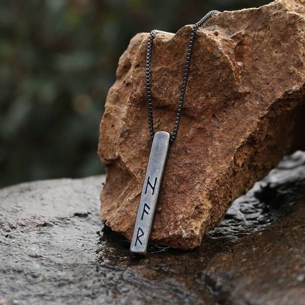 Hovedbilde Vikingsmykke, Runer